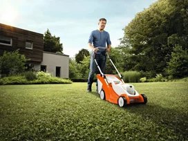 Kosiarki Akumulatorowe Stihl: Wygodne, ciche i ekologiczne rozwiązanie.
